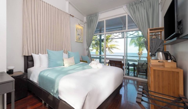 Wander at Bayside 19 | Upstairs Sea-View King Room (sleeps up to 4)