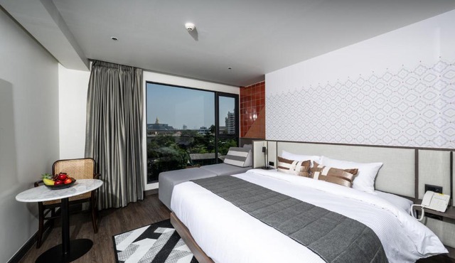WE HOTEL RIVERFRONT