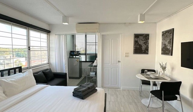 White & Black Cozy Room/heart of Nimman