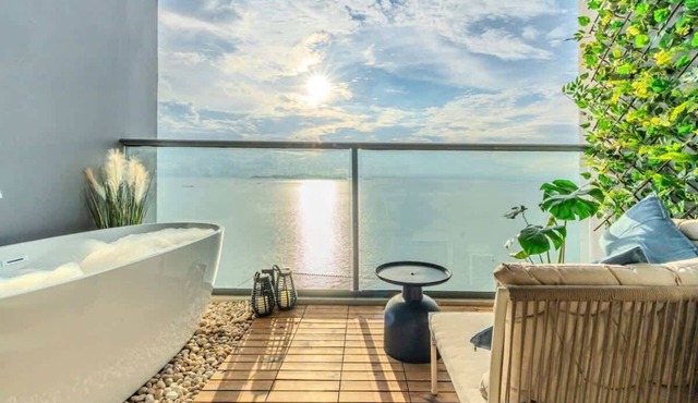 Zire Wongamat | Beachfront Seaview with Bathtub