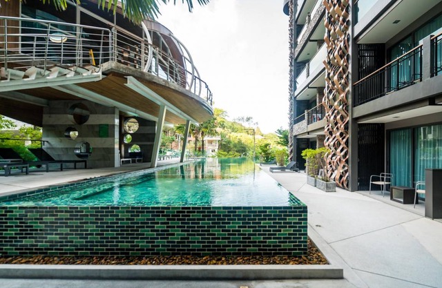 Bright apartment at Emerald Terrace condo, gym and pool