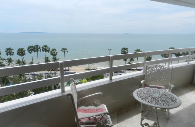 Jomtien PLAZA Condotel. Front the sea, sleeps 4