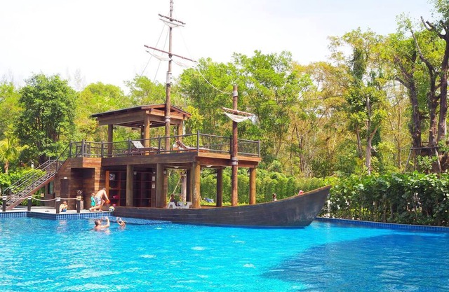 New Modern Stylish Living Pool View near beach