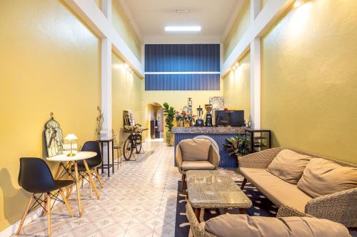 Talat Nuea Hostel | 113 Yellow House Hostel