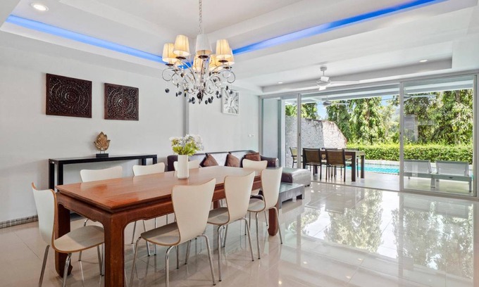 Kathu House | 450 m² House ∙ 5 bedrooms ∙ 14 guests