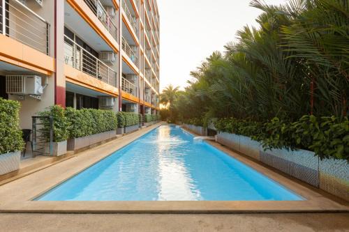 Nai Harn Apartment | NaiHarn Pearl condo by Holy Cow, 1-BR, courtyard view