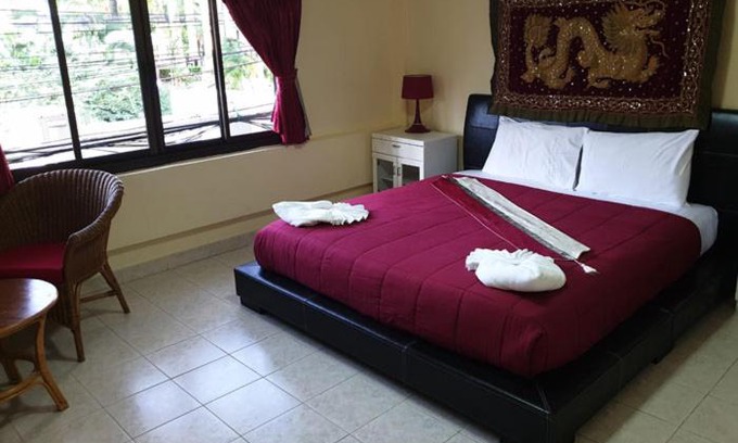Karon House | Oasis Guesthouse & Bar