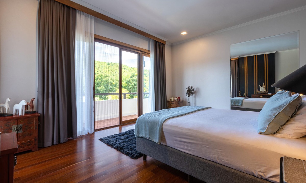 Hua Hin Villa | Large 6 Bed Luxury Villa on the Golf Course (PHJ)