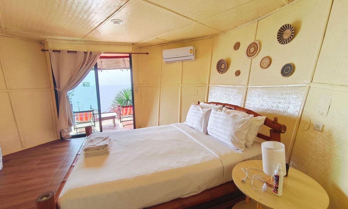 Tha Thaewawong Hotel | Paree Hut Resort Koh Sichang