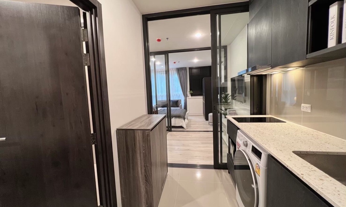 Ratchadaphisek Apartment | Luxury & comfort, less than 3 minutes walk to MRT.