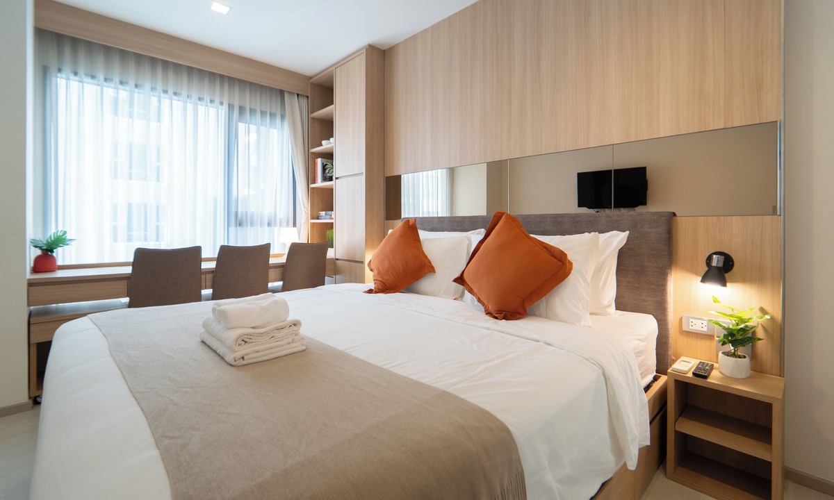 Khlong Toei Apartment | Modern 2BR Thong Lo BTS with Pool, Gym Sauna