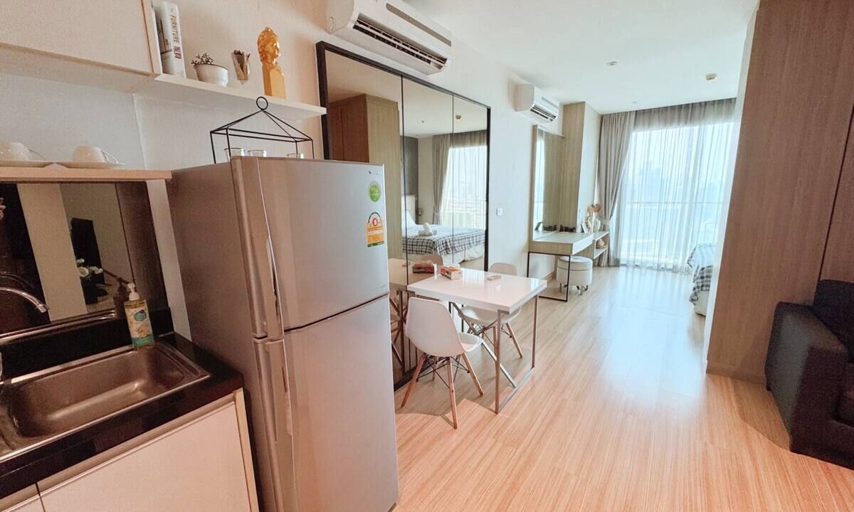 Phra Khanong Nuea Apartment | Infinity Pool/Sky Bar/City View/1 min walk to BTS/W District/Family Friendly