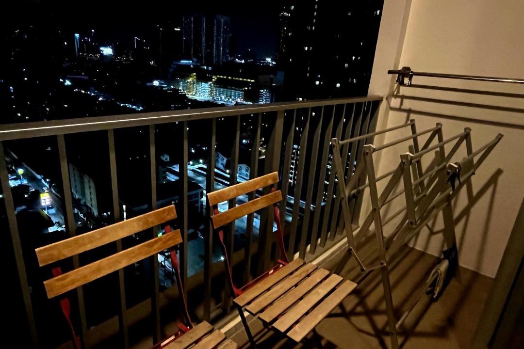 Chatuchak Apartment | Your Cozy Home Away From Home Steps to BTS & Mall w Netflix