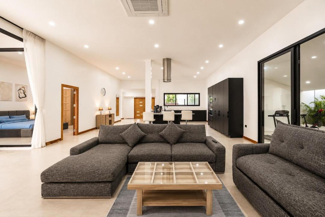 Rawai Villa | Luxury 4BR Villa Private Pool Gym Bar & BBQ V343