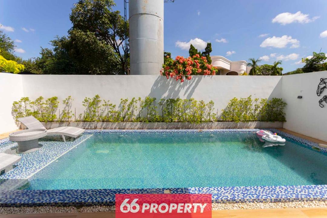 Nong Pa Khrang Villa | 5BR Sunset Pool Villa near City and Shopping Malls