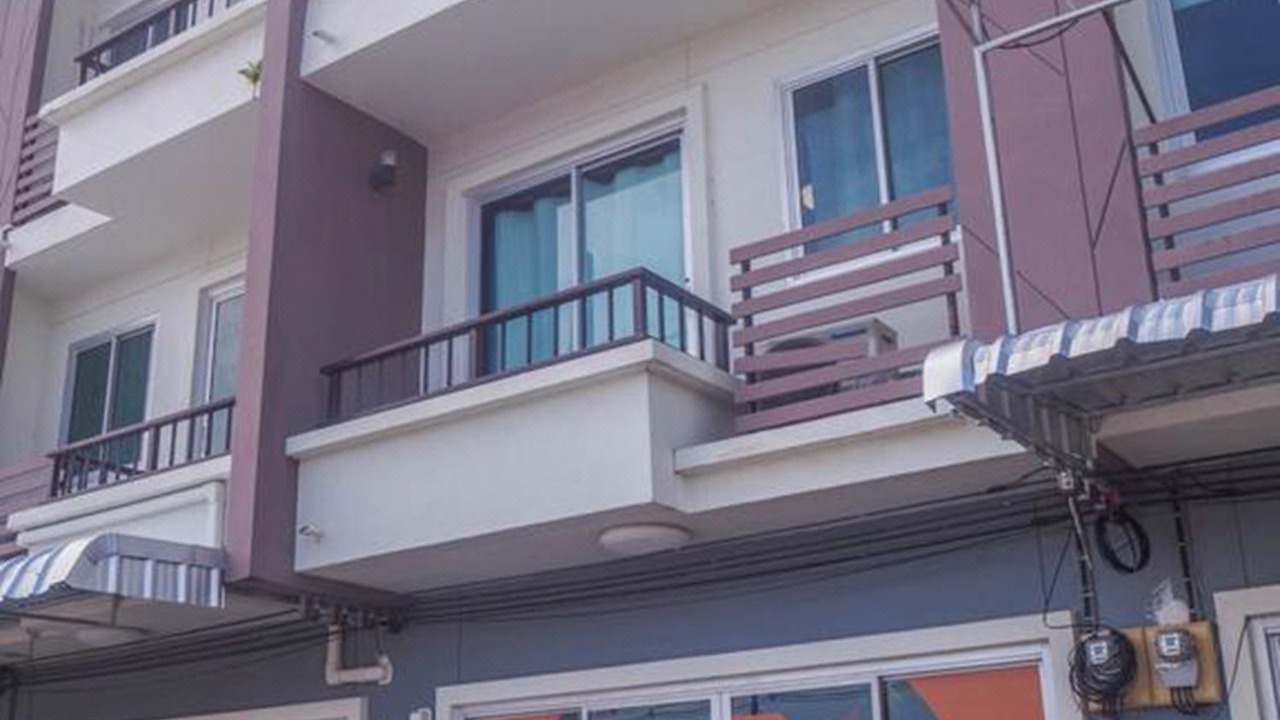 Photo of Buildings in Si Sunthon