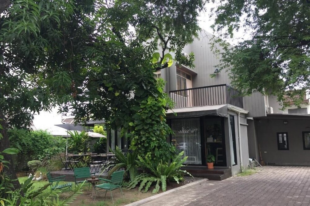 Photo of Outdoor in Thanon Nakhon Chai Si