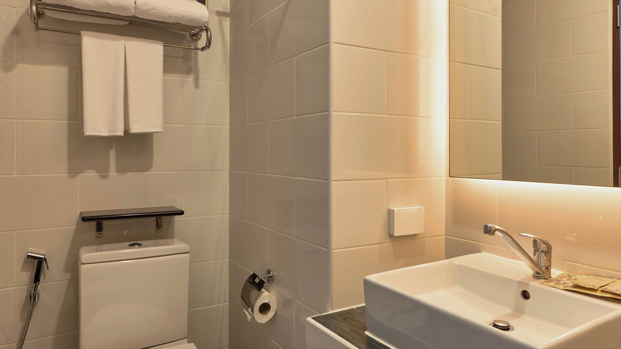 Photo of Bathroom in Wat Sam Phraya