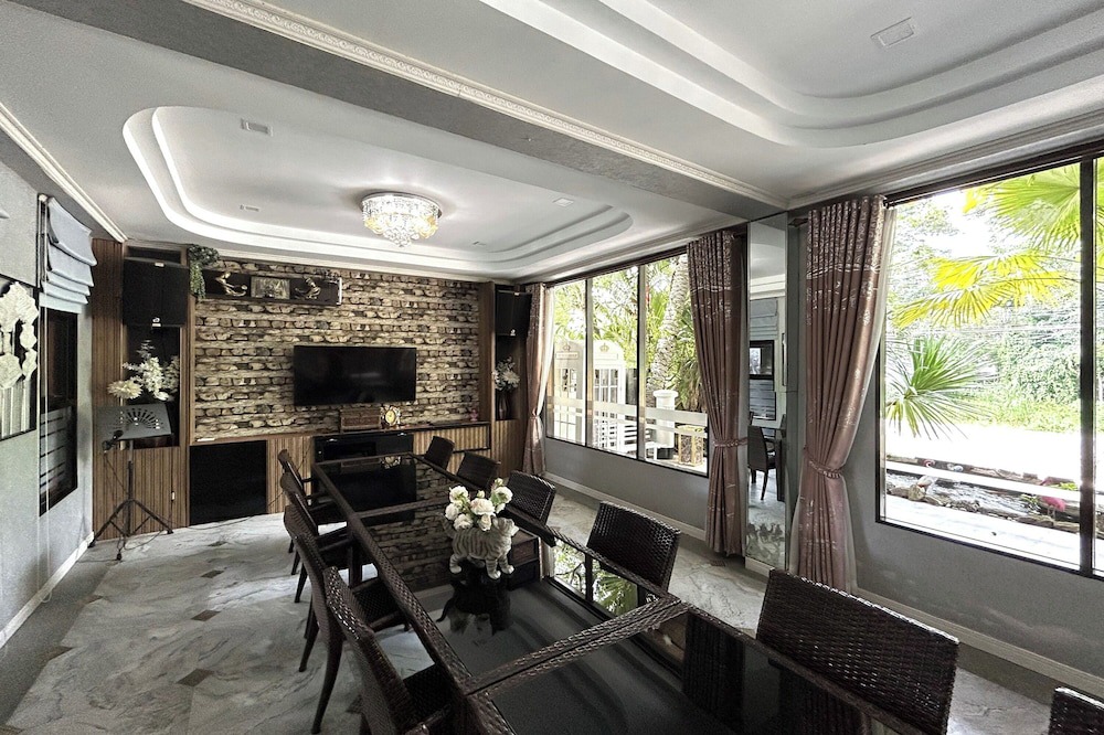 Photo of Livingroom in Na Mom