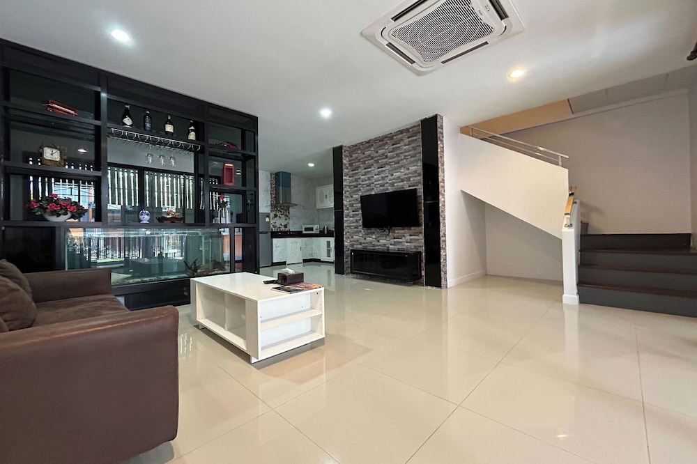 Photo of Livingroom in Na Mom