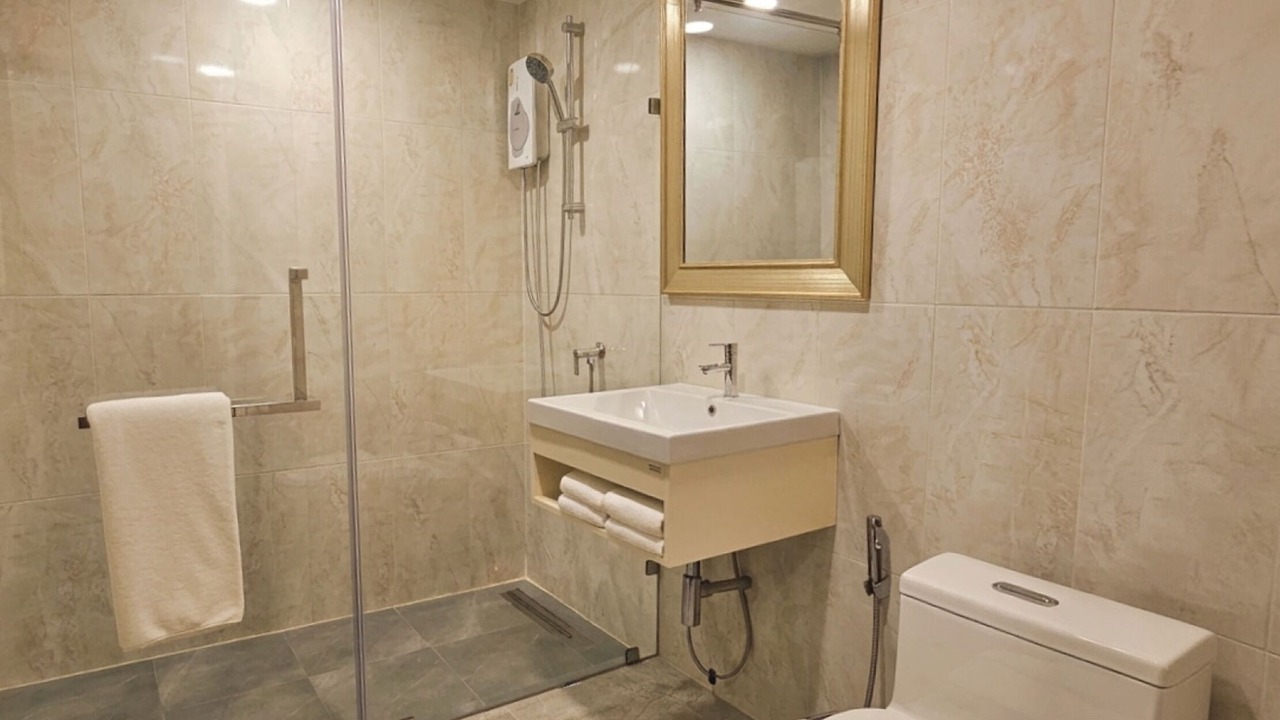 Photo of Bathroom in Thanon Phetchaburi