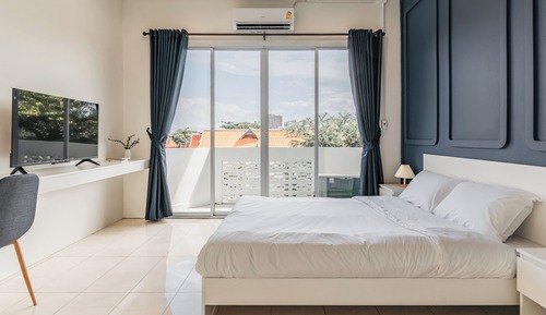 Deluxe Suite with Shared Bathroom