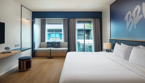 Deluxe Room, 1 King Bed (Pool)