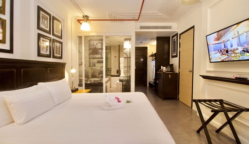 Premium Room, 1 King Bed, Pool Access