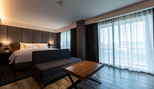 Corner suite