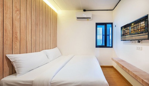 Queen Bed Window -Shared bath