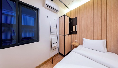 Single room Window -Shared Bathroom