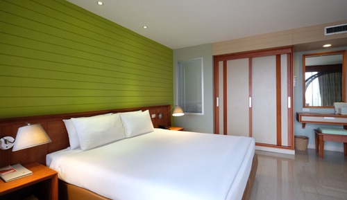 We Suite, Bathtub, Corner