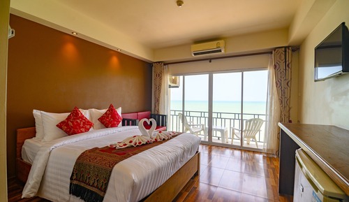 Family Room 2 View (Mountain+Seaview)
