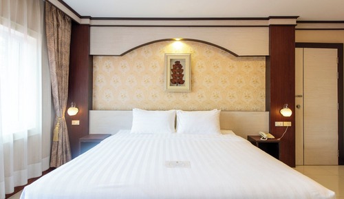 Premier King Room with Bathtub