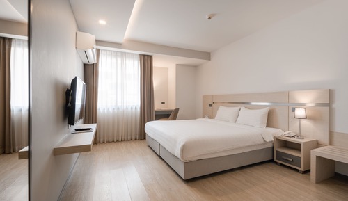 Deluxe King Room with Bathtub