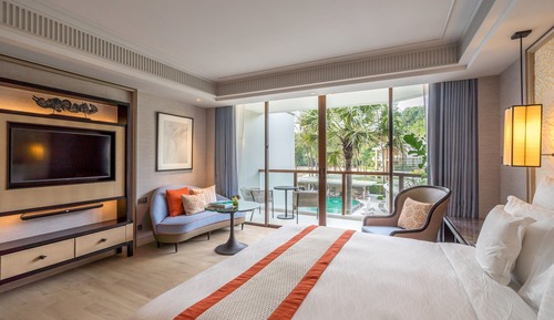 Premium Room, 1 King Bed, Club Lounge Access, Pool View