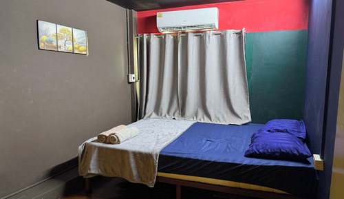 Double Room with Private Bathroom with window