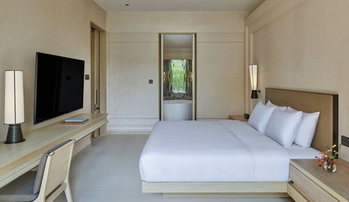 Suite, 1 King Bed, Balcony, Corner (Forest View)