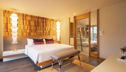 One Bedroom Suite with Bathtub