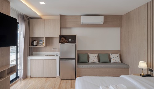 Deluxe Studio Suite, 1 King Bed, Non Smoking, City View