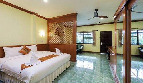 Deluxe Suite, 1 King Bed, Garden View