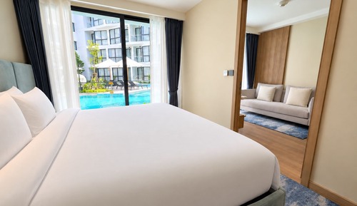Junior Suite Pool Access King Bed