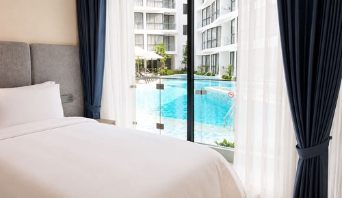 Junior Suite Pool Access Twin Bed