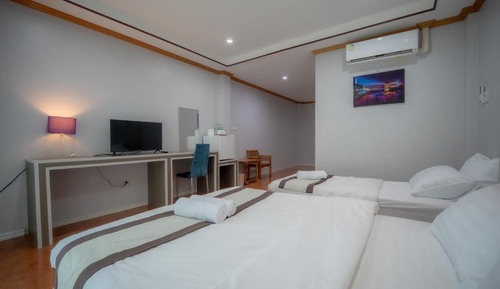 Deluxe Triple Room, Pool Access