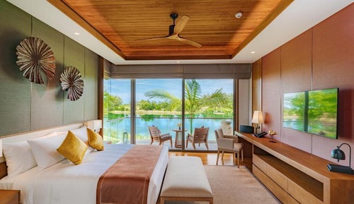 4 Bedroom Lakeside Pool Villa