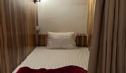 Shared Dormitory, Balcony