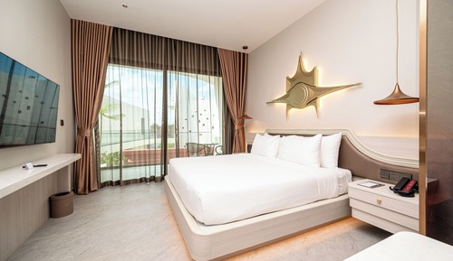 Deluxe Room, Pool View (No Pool Access)