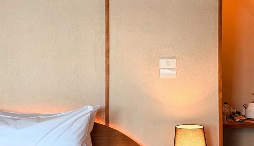 Deluxe Suite, 1 King Bed, Pets Allowed, Mountain View