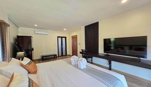 Deluxe Double Room, Bathtub