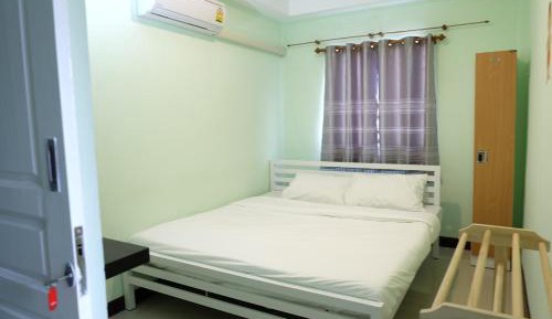Queen Room with Shared Bathroom
